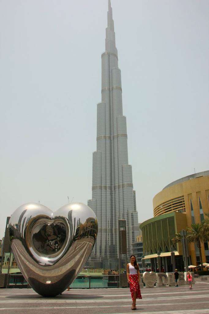 La joven emprendedora Vanessa Fernandes, ante el Burj Khalifa, edificio más alto del planeta. (EL CORREO) La joven emprendedora Vanessa Fernandes, ante el Burj Khalifa, edificio más alto del planeta. (EL CORREO)