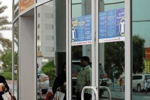 Un cartel advierte a la entrada de un centro de comercial de la obligación de respetar el código de vestir.