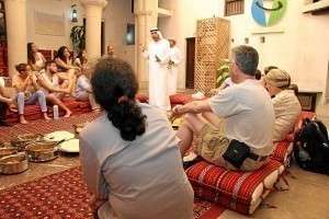 Turistas atienden las explicaciones de Nasif Kayed, director del Centro Cultural para el Entendimiento Jeque Mohamed de Dubai.