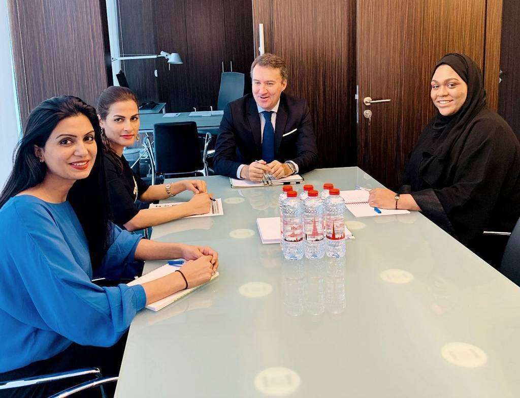 Víctor Argüello, junto al equipo de Banco Sabadell en Emiratos Árabes Unidos. (Cedida)