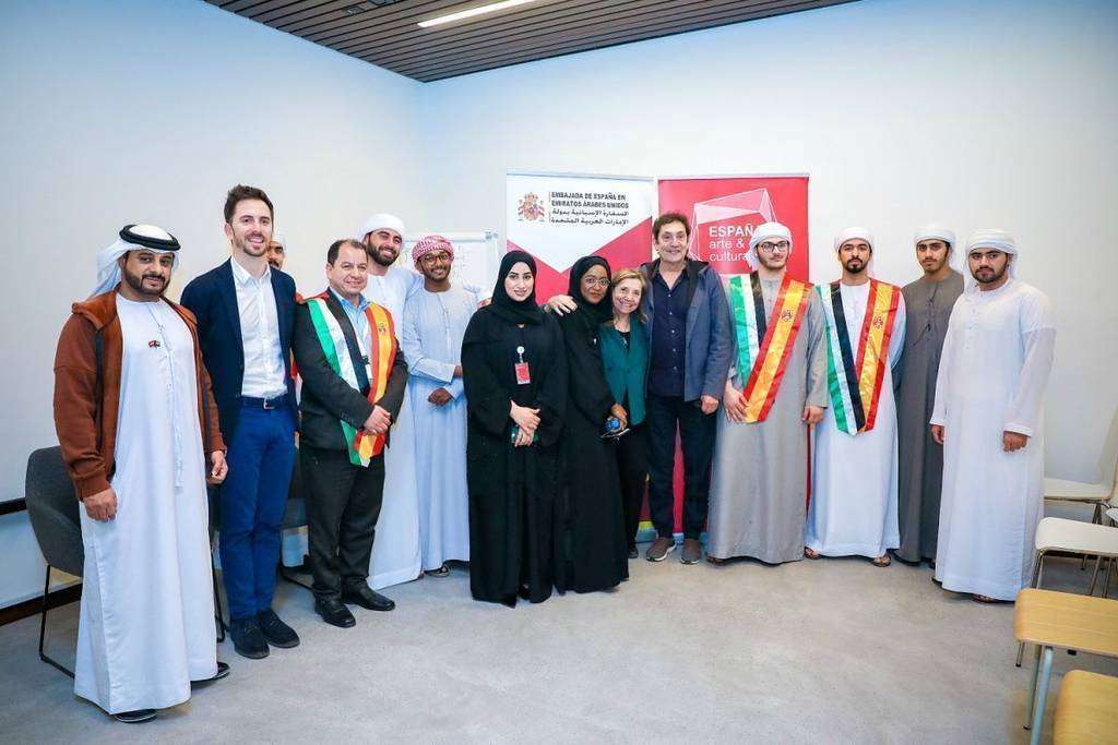 Agustí Villaronga, con protagonistas y asistentes al encuentro que llevó a cabo en UAE's Cultural Foundation de Abu Dhabi. (Manaf K. Abbas / EL CORREO)