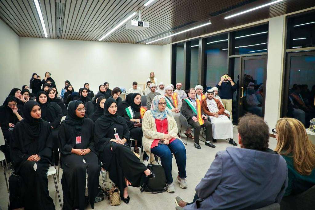 Aspecto de la concurrida sala de UAE's Cultural Foundation durante el encuentro con el cineasta español Agustí Villaronga. (Manaf K. Abbas / EL CORREO)