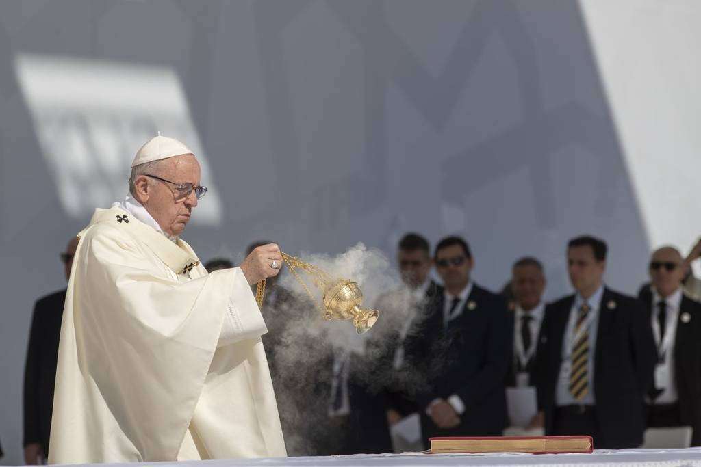  El Papa Francisco esparce incienso durante la misa que ofició en el estadio de Zayed Sport City de Dubai. (WAM)