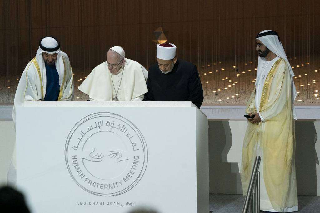 El Papa Francisco y el Gran Imán de al-Azhar, en el momento de firmar el documento ‘Fraternidad humana, por la paz mundial y la convivencia’ en presencia del vicepresidente y primer ministro de EAU y del príncipe heredero de Abu Dhabi. (WAM)