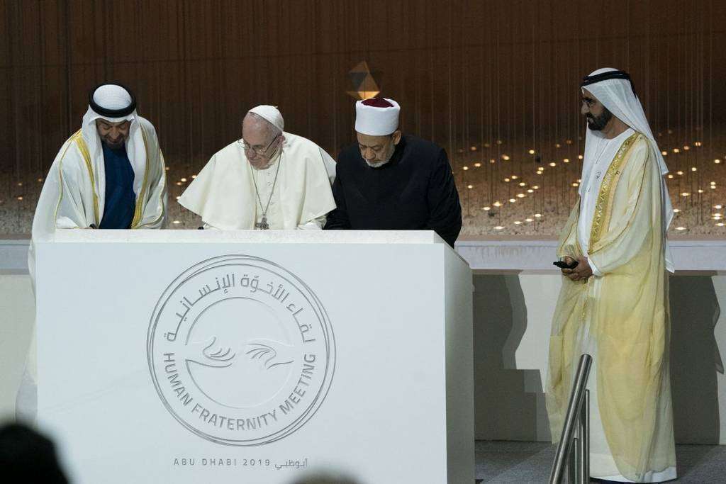 El Papa Francisco y el Gran Imán de al-Azhar, en el momento de firmar el documento ‘Fraternidad humana, por la paz mundial y la convivencia’ en presencia del vicepresidente y primer ministro de EAU y del príncipe heredero de Abu Dhabi. (WAM) El Papa Francisco y el Gran Imán de al-Azhar, en el momento de firmar el documento ‘Fraternidad humana, por la paz mundial y la convivencia’ en presencia del vicepresidente y primer ministro de EAU y del príncipe heredero de Abu Dhabi. (WAM)