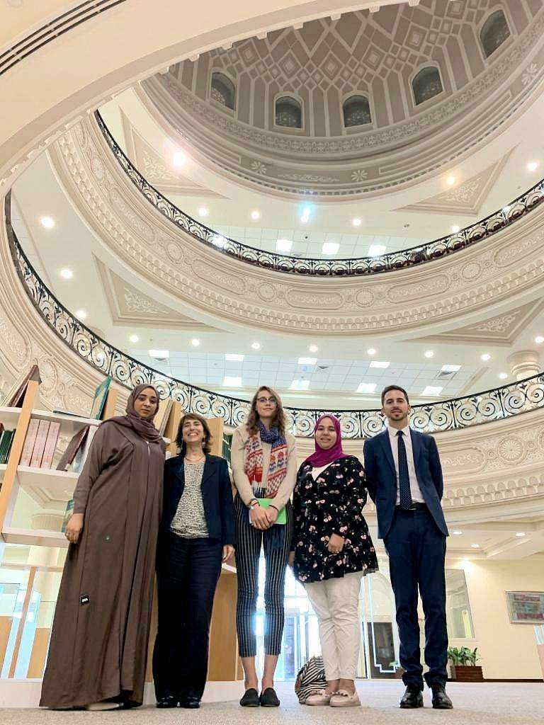 Luisa Mora, directora de la Biblioteca Islámica de Madrid -segunda por la izquierda-, y Jaime Iglesias, responsable de la Segunda Jefatura de la Embajada de España en Emiratos Árabes -primero por la derecha-, junto a representantes emiratíes durante la visita. (Cedida) Luisa Mora, directora de la Biblioteca Islámica de Madrid -segunda por la izquierda-, y Jaime Iglesias, responsable de la Segunda Jefatura de la Embajada de España en Emiratos Árabes -primero por la derecha-, junto a representantes emiratíes durante la visita. (Cedida)