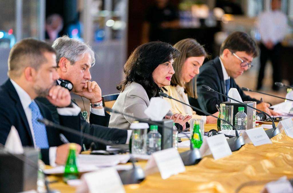 La ministra de Exteriores de Colombia y el embajador del país en Emiratos Árabes, entre otros, durante la reunión de las representaciones colombiana y emiratí en Abu Dhabi. (WAM) La ministra de Exteriores de Colombia y el embajador del país en Emiratos Árabes, entre otros, durante la reunión de las representaciones colombiana y emiratí en Abu Dhabi. (WAM)