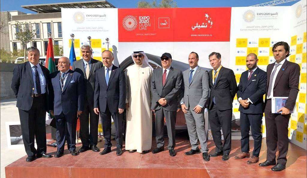 Foto de famiia en el recinto de Expo Dubai 2020 tras la puesta de la primera piedra del Pabellón de Chile. (@EmbaChileEAU)
