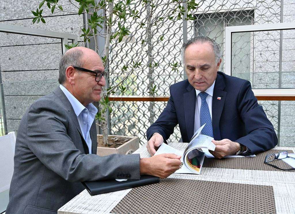 El ministro de Exteriores de Chile, Teodoro Ribera, repasa durante la entrevista el Anuario 2019 de EL CORREO DEL GOLFO. (EL CORREO)