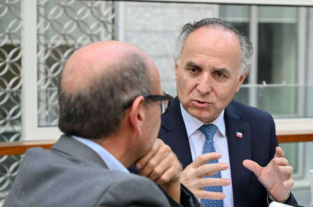 Teodoro Ribera, ministro de Relaciones Exteriores de Chile, durante la entrevista concedida a EL CORREO DEL GOLFO en Dubai. (EL CORREO)