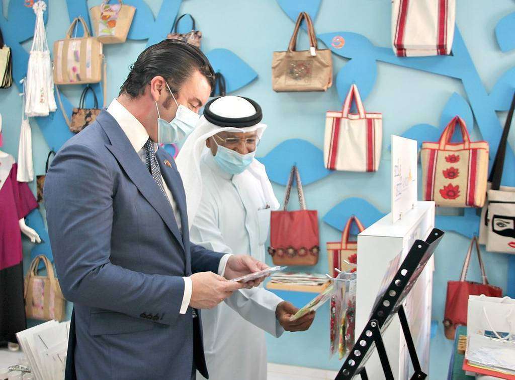 Guillermo Cobelo, junto al 'chairman' de Al Noor, Khalid Al Halyan, en la tienda del centro con productos elaborados por los estudiantes. (EL CORREO)