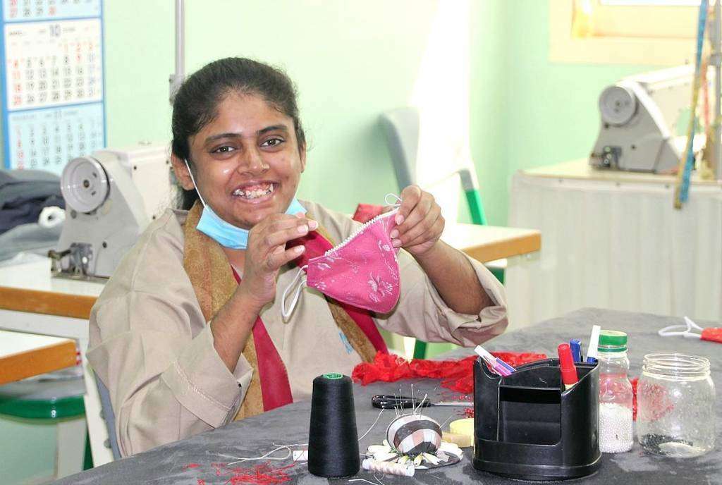 Estudiante de Al Noor muestra las mascarillas que confecciona. (EL CORREO)