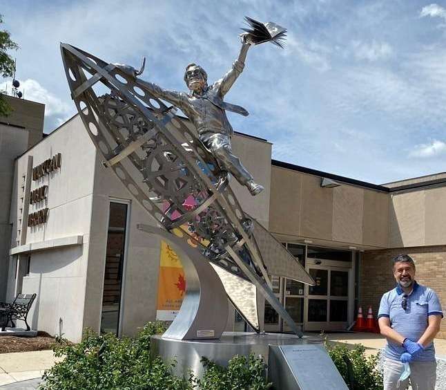 El autor de este texto, Dixon Moya, ante el monumento a Ray Bradbury en la biblioteca pública de Waukegan. (Patricia Mogollón) El autor de este texto, Dixon Moya, ante el monumento a Ray Bradbury en la biblioteca pública de Waukegan. (Patricia Mogollón)