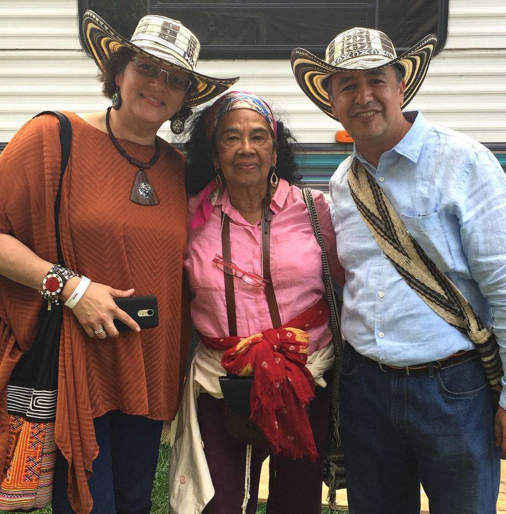 Totó la Momposina -en el centro-, junto a Patricia Mogollón y Dixon Moya. (Cedida)