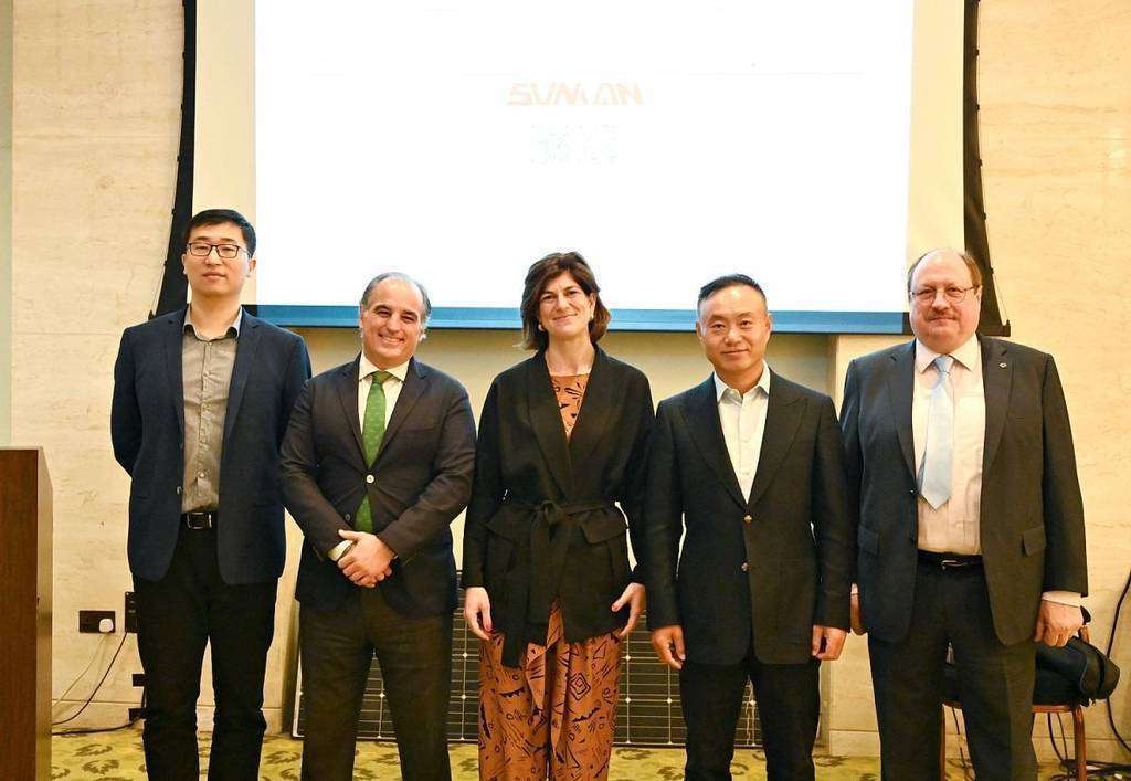 El doctor Zhengrong Shi, junto a representantes de la compañía española TSO y de su empresa. (EL CORREO) El doctor Zhengrong Shi, junto a representantes de la compañía española TSO y de su empresa. (EL CORREO)